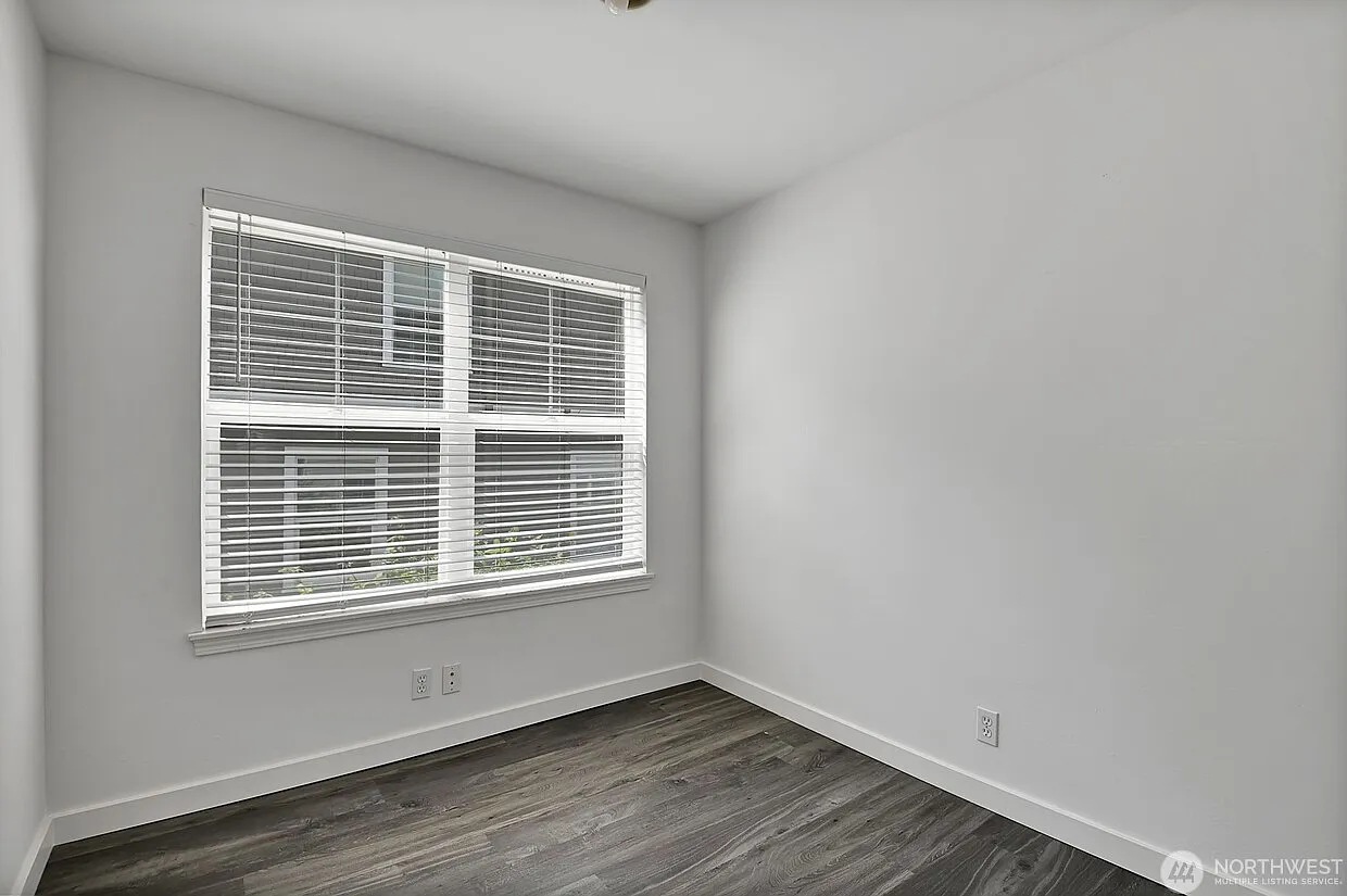 8 bed, 2750 sqft, $1,000 — Photo 3