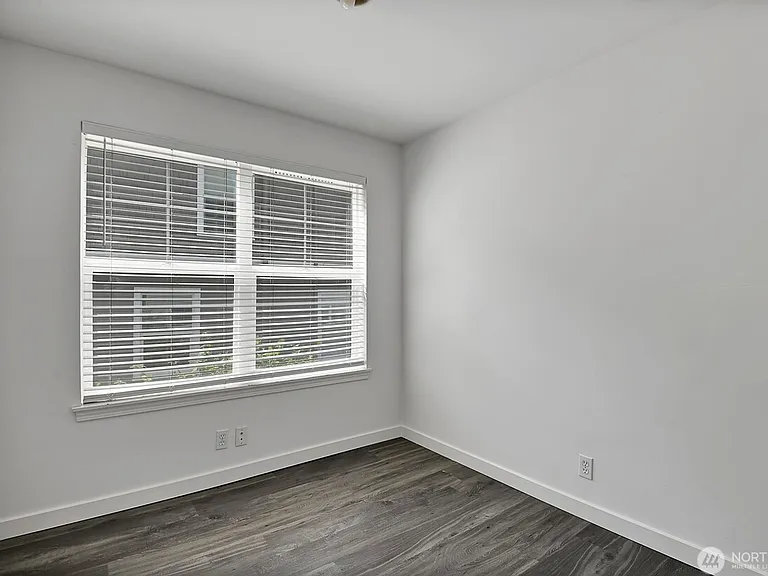 4321 9th Ave NE — Photo 3