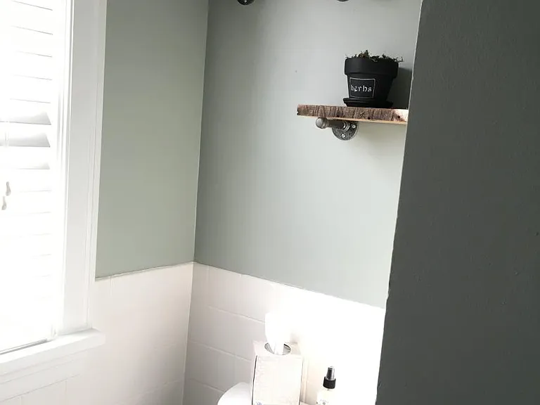 main floor 1/2 bath