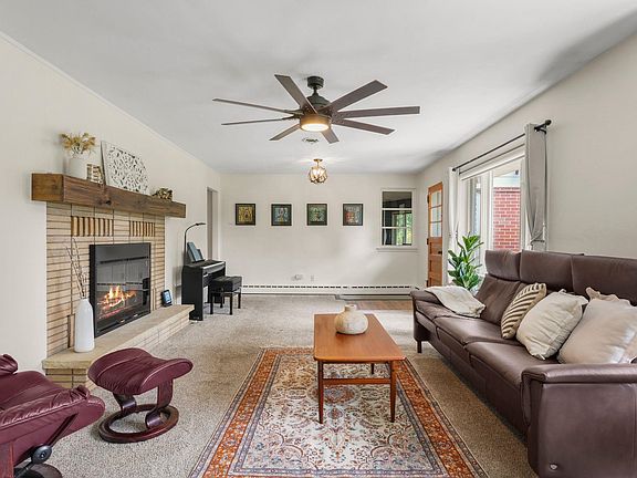 4th image of 301 Valley View St