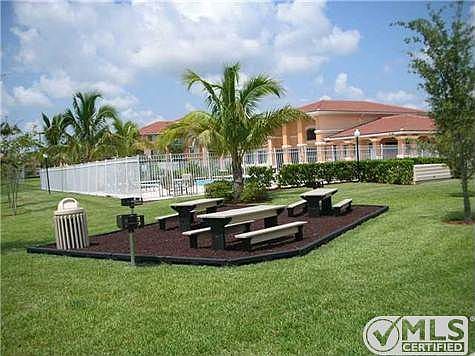 4th image of 301 SW Palm Dr APT 105