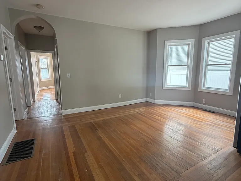 112 Niagara St #1 — Photo 7