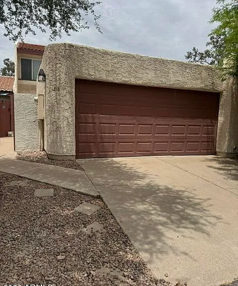 1818 S River Dr — Photo 1
