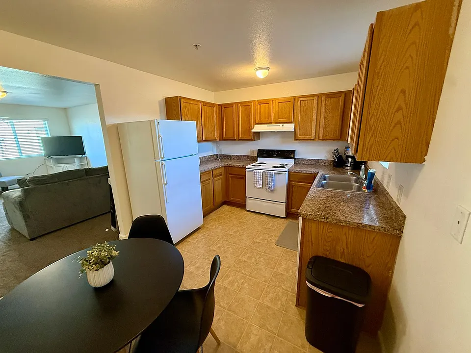 1240 W Newlands Dr