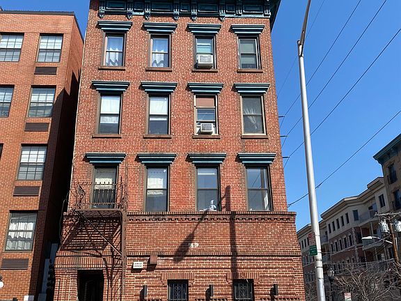 5th image of 650 1st St APT 3