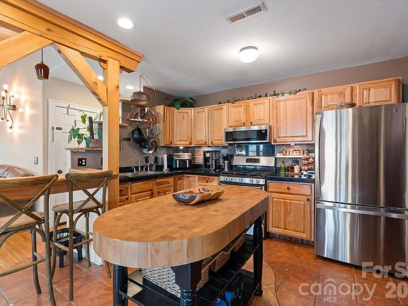 4th image of 61 Hibriten Dr