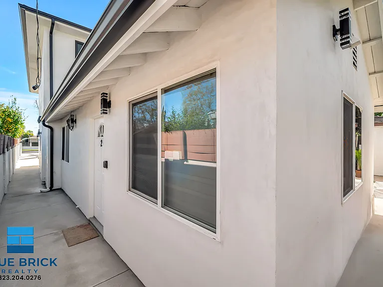 5843 Vanalden Ave — Photo 17