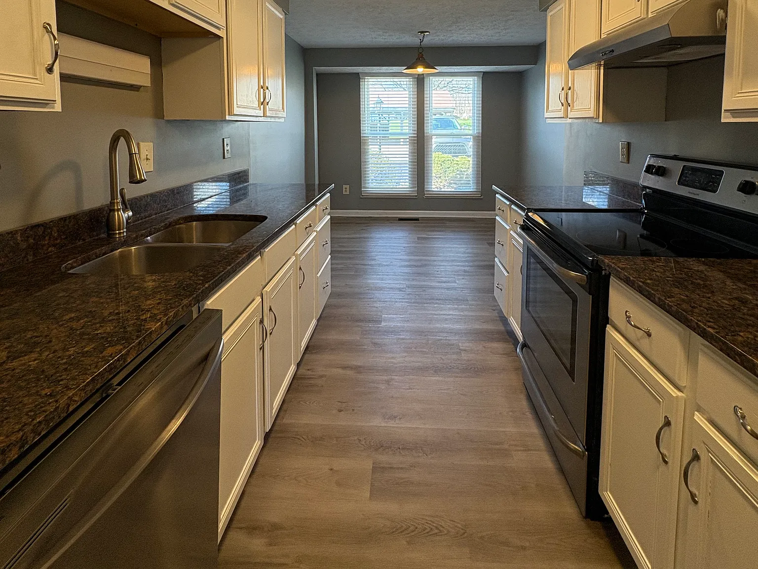 2 bed, 2.5 bath, 1408 sqft, $1,975 — Photo 2