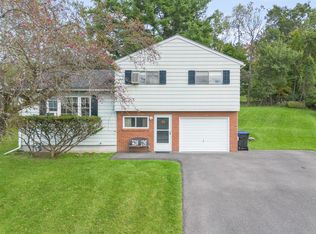 905 Marguerite Ct, Vestal, NY 13850