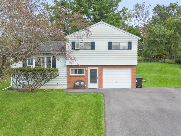 905 Marguerite Ct, Vestal, NY 13850
