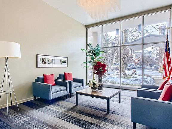 3rd image of 555 W Cornelia Ave APT 1507