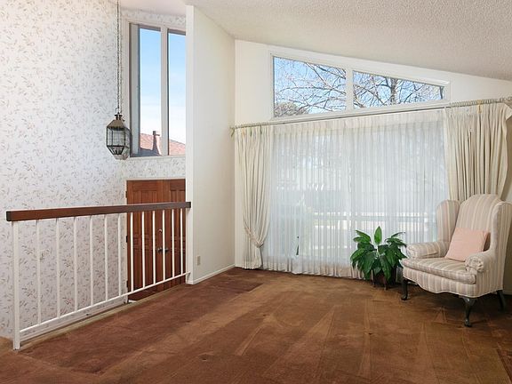 2895 Columbine Ct-004-19-Living Room-MLS