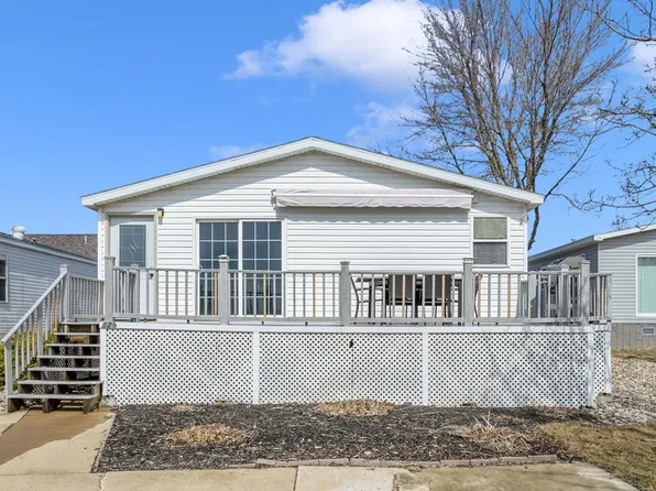 626 Mallard Creek Dr, Arnolds Park, IA 51331