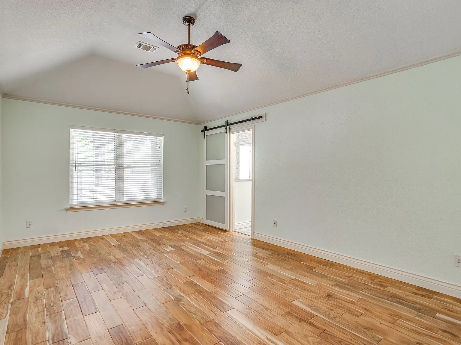3 bed, 1855 sqft, $2,500 — Photo 4