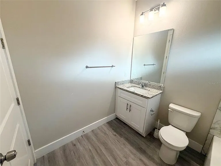 2125 W Saint Joseph St — Photo 25