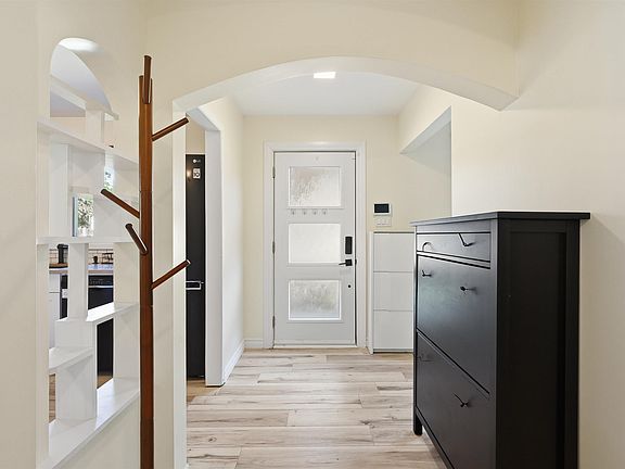 3rd image of 47 Gateway Rd