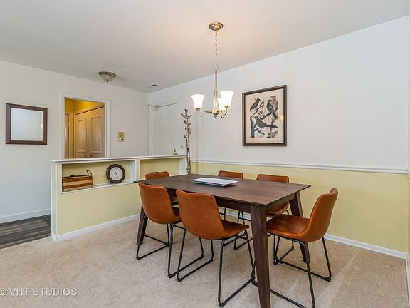 4th image of 29W384 Emerald Green Dr #31-H