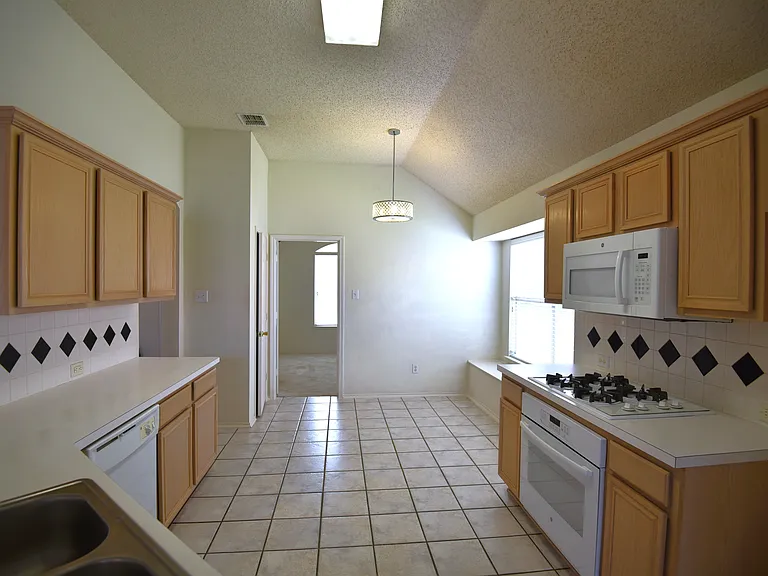 9700 Summer Dr — Photo 6