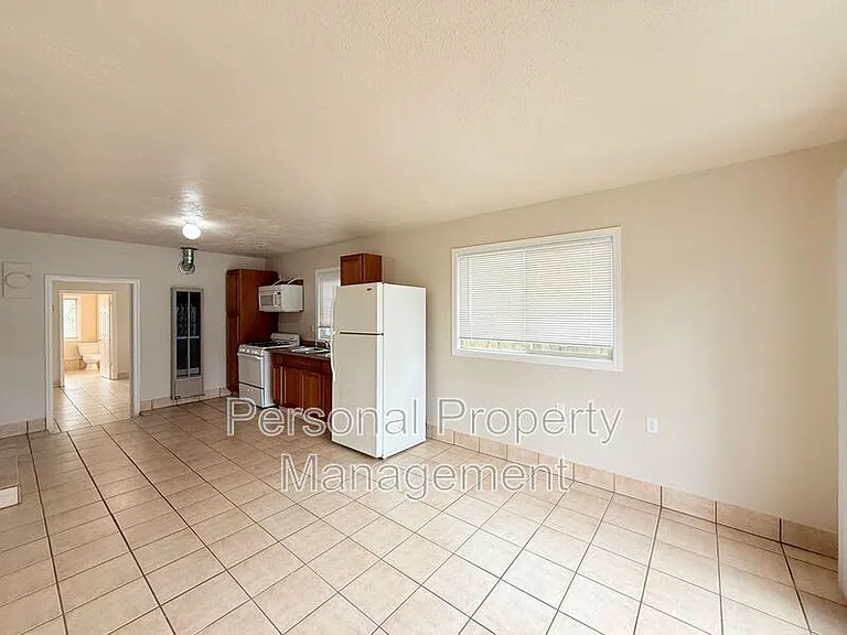 1102 G St — Photo 2