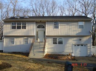 1 Ruby Ln, Lake Grove, NY 11755