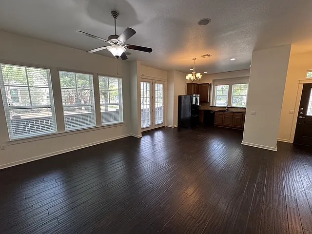 3 bed, 2.5 bath, 1993 sqft, $3,950 — Photo 4