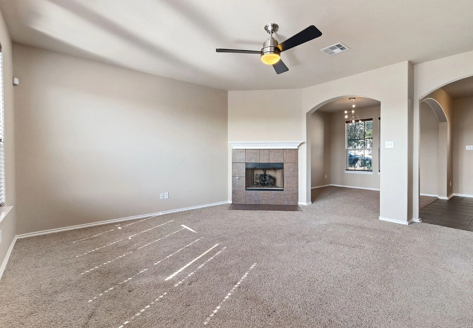 3 bed, 2.5 bath, 2153 sqft, $2,100 — Photo 3