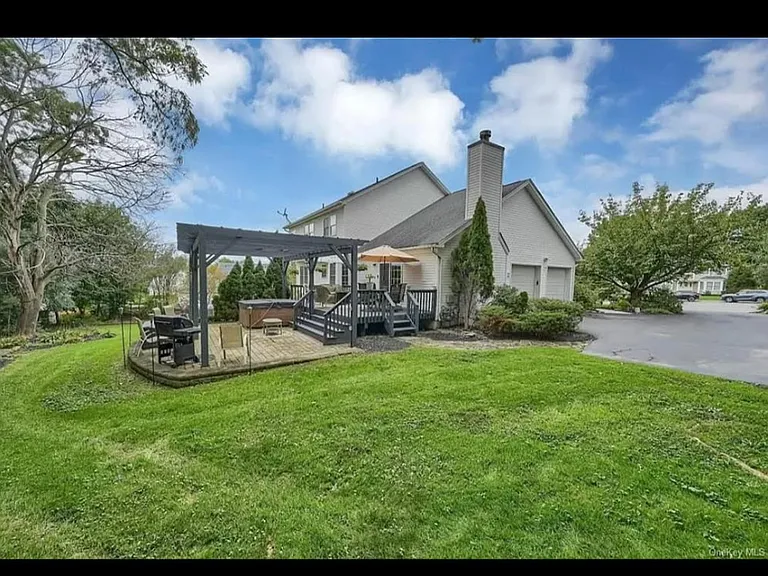 97 Pelham Dr — Photo 5