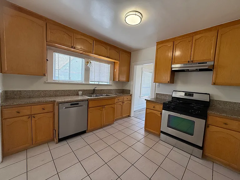 1116 Irving Ave — Photo 10