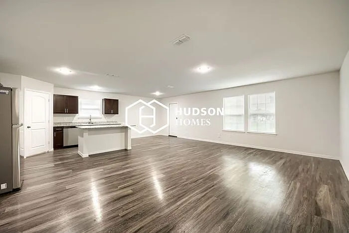 821 Harbor Point Rd — Photo 3