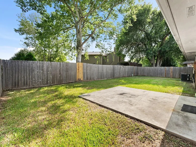 1202 Manorglen Dr — Photo 21