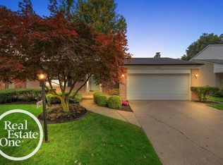 1501 Yorktown St, Grosse Pointe Woods, MI 48236