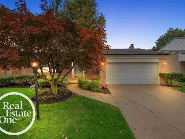 1501 Yorktown St, Grosse Pointe Woods, MI 48236