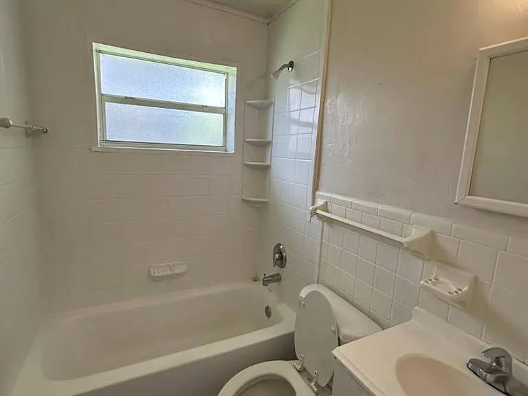 2601 NW 64th Ter — Photo 10