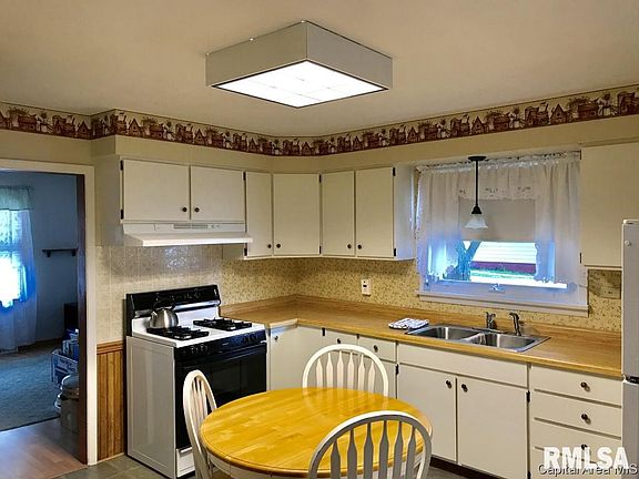 2nd image of 104 W Petersburg St