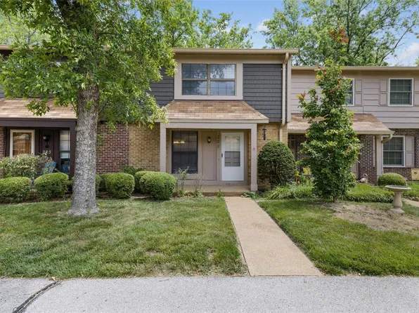 226 Carmel Woods Dr, Ballwin, MO 63021