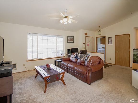 Nice open floor plan, newer carpet & paint (2016).Vaulted ceilings, kitchen just to the right.