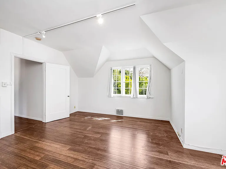 2441 Glendower Ave — Photo 21