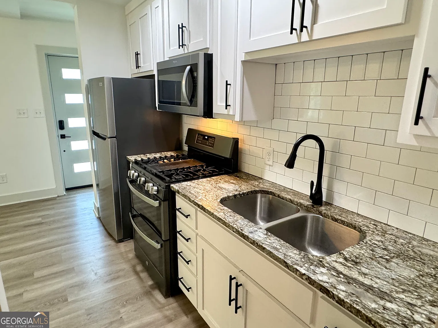 3 bed, 2.0 bath, 1047 sqft, $2,550 — Photo 4
