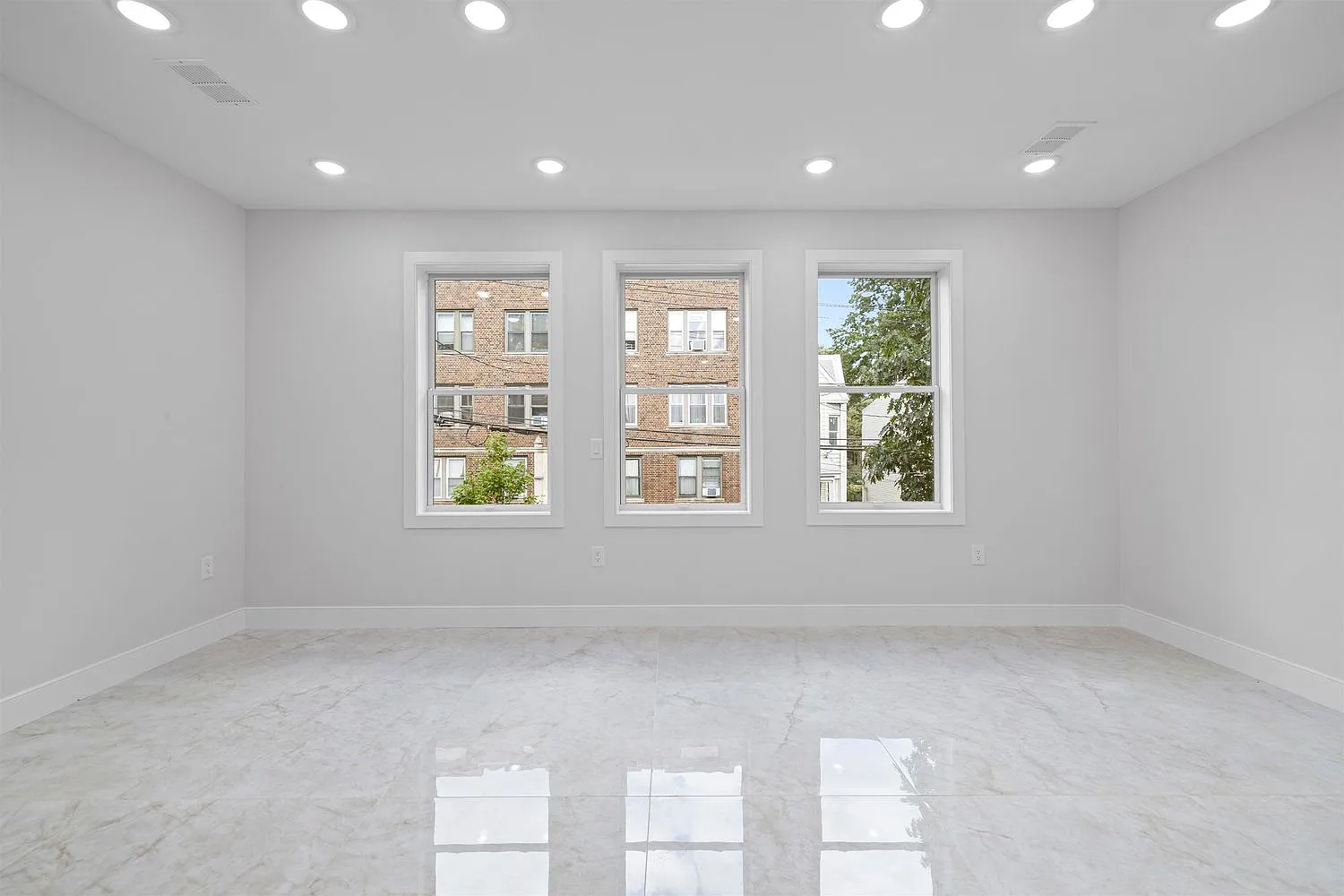 5 bed, 3.5 bath, 1909 sqft, $4,000 — Photo 2