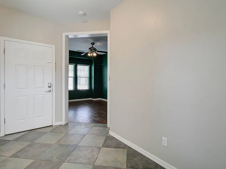 2143 W Marconi Ave — Photo 8