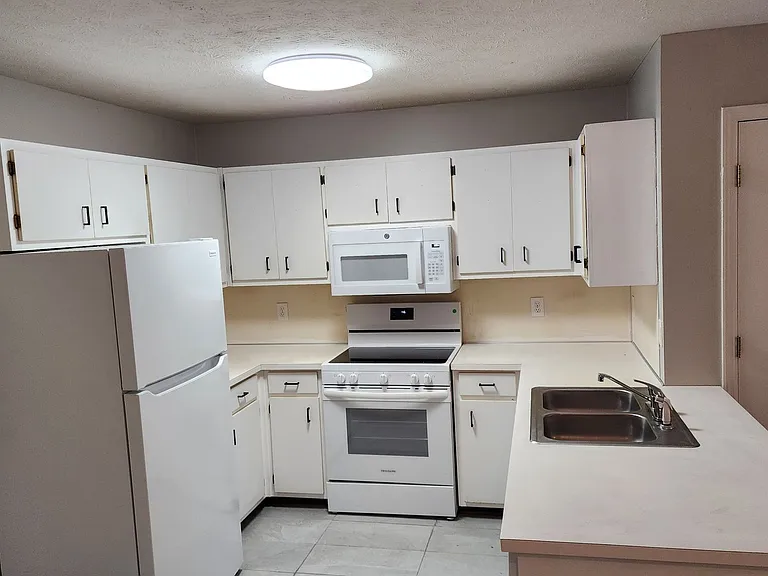 5247 Crystal Ct — Photo 3