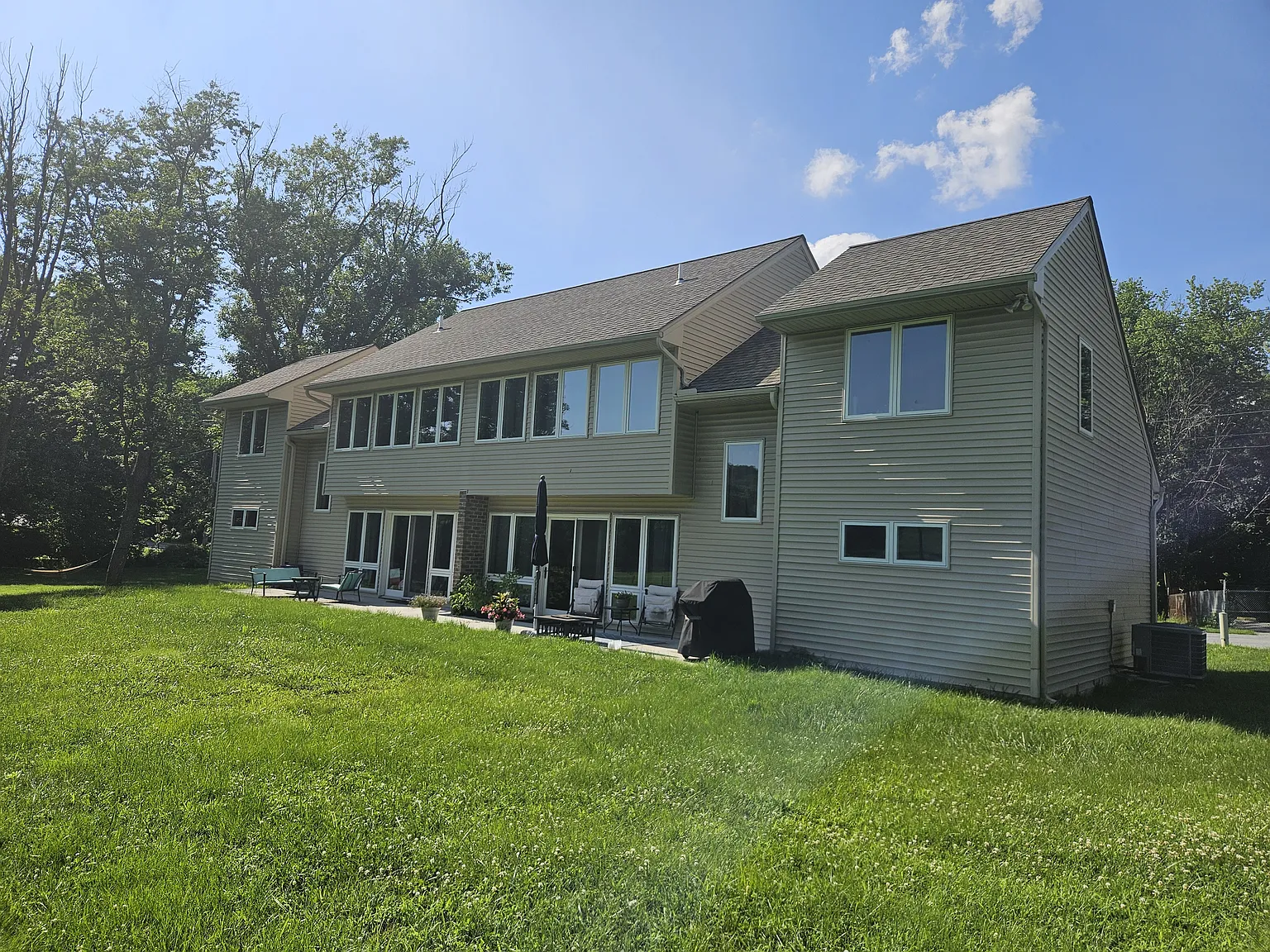 3 bed, 1270 sqft, $1,995 — Photo 1