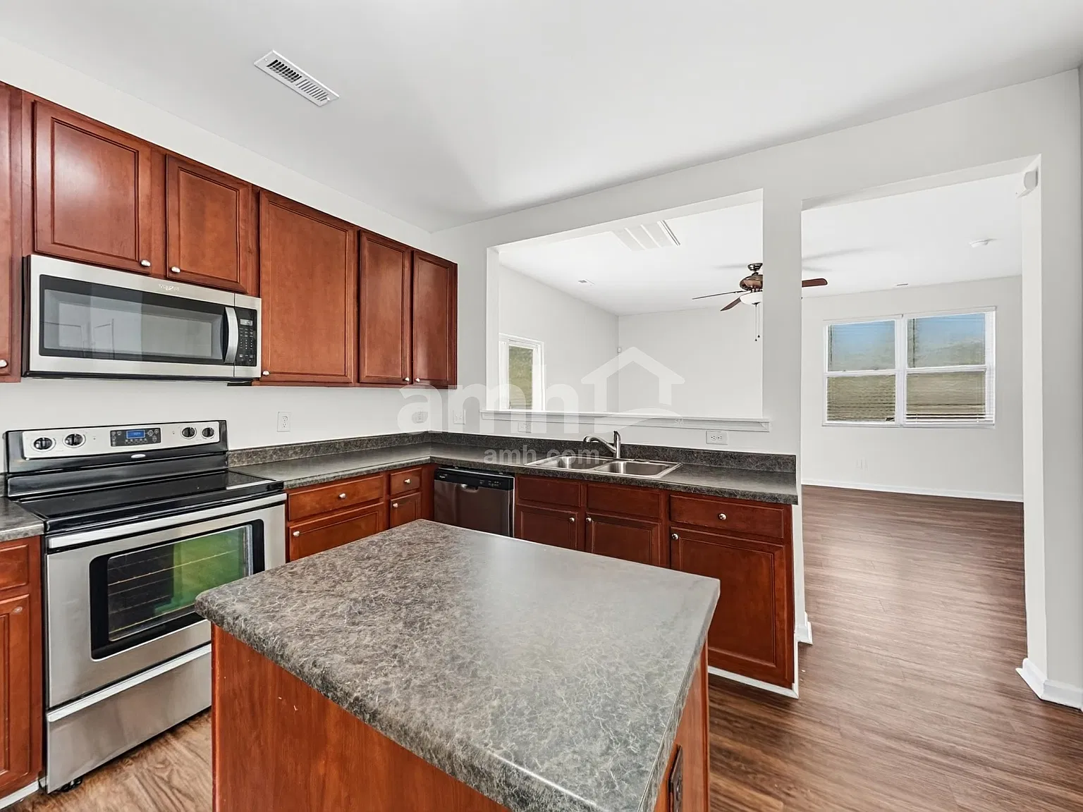 3 bed, 2.5 bath, 1668 sqft, $2,035 — Photo 3