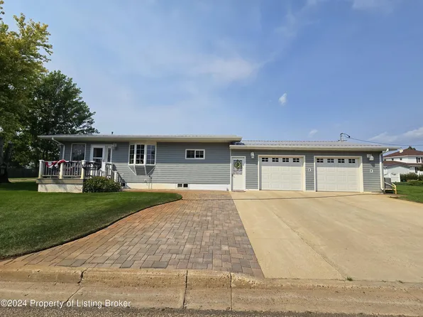 132 W 12th St, New England, ND 58647