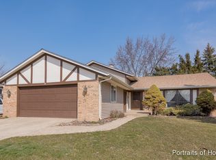 21 Spring Valley Ln, Streamwood, IL 60107