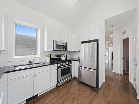 5th image of 3042 N Racine Ave #3