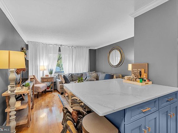 4th image of 2101 Chestnut St APT 213