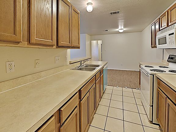 4th image of 8034 Doreen Ave