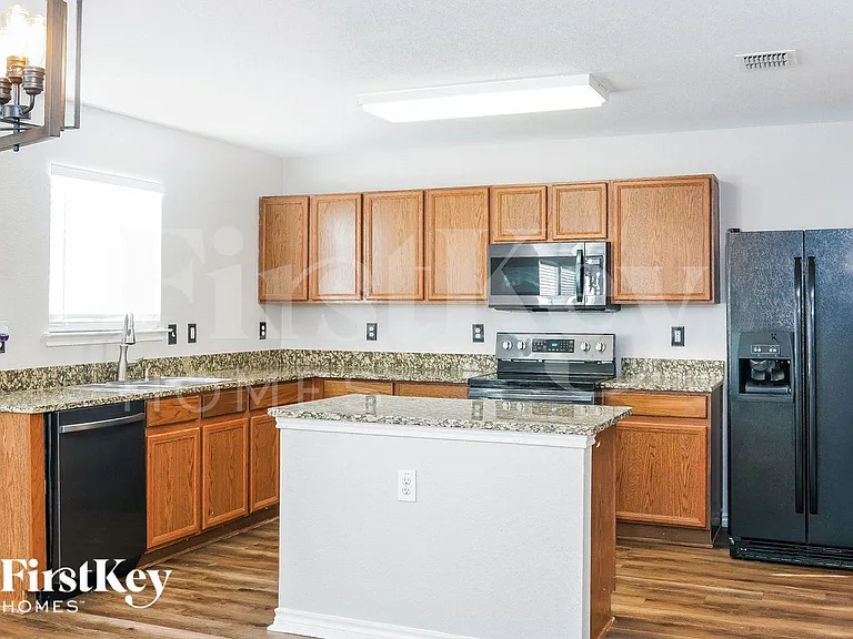 1343 Foster St — Photo 6
