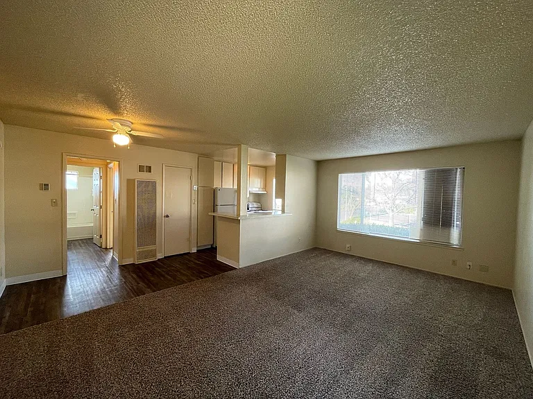 Sharis Apartments — Photo 19